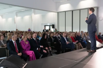 Uczestnicy seminarium oraz Minister Edukacji, Wojewoda Lubuski, Lubuski Kurator Oświaty