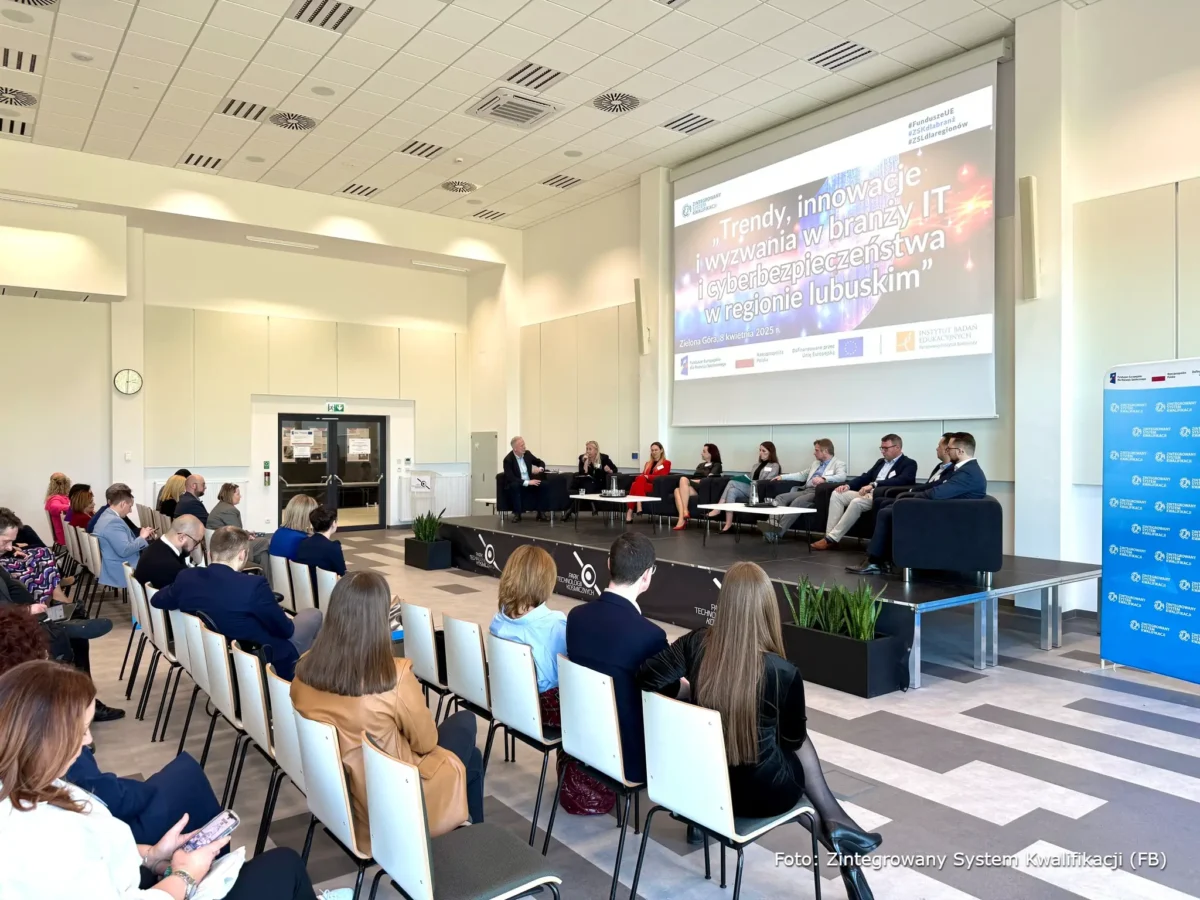 Uczestnicy konferencji i prelegenci panelu dyskusyjnego