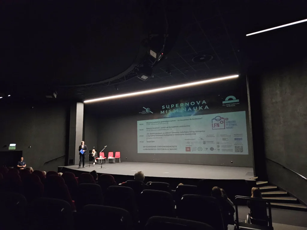 Początek wydarzenia Supernova misji Nauka. Scena w Planetarium Wenus i prowadzący