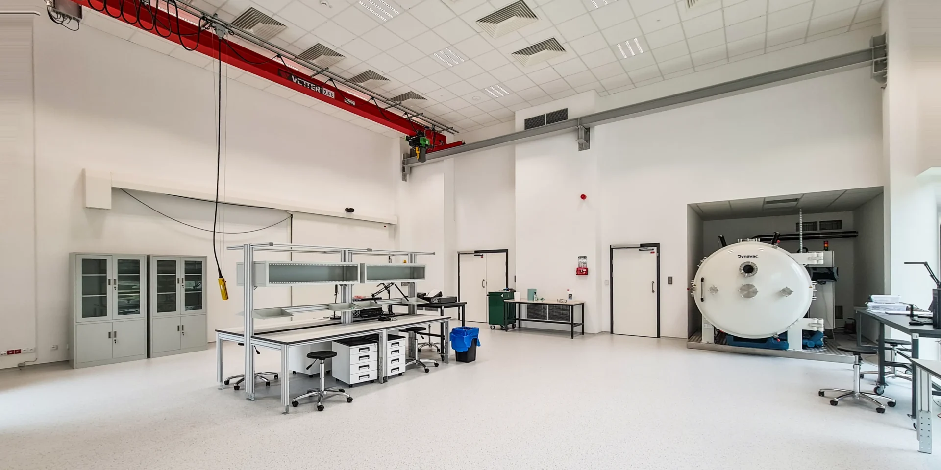 Laboratorium specjalistyczne PTK: czysty montaż, techniki satelitarne, komora termiczno-prózniowa TVC
