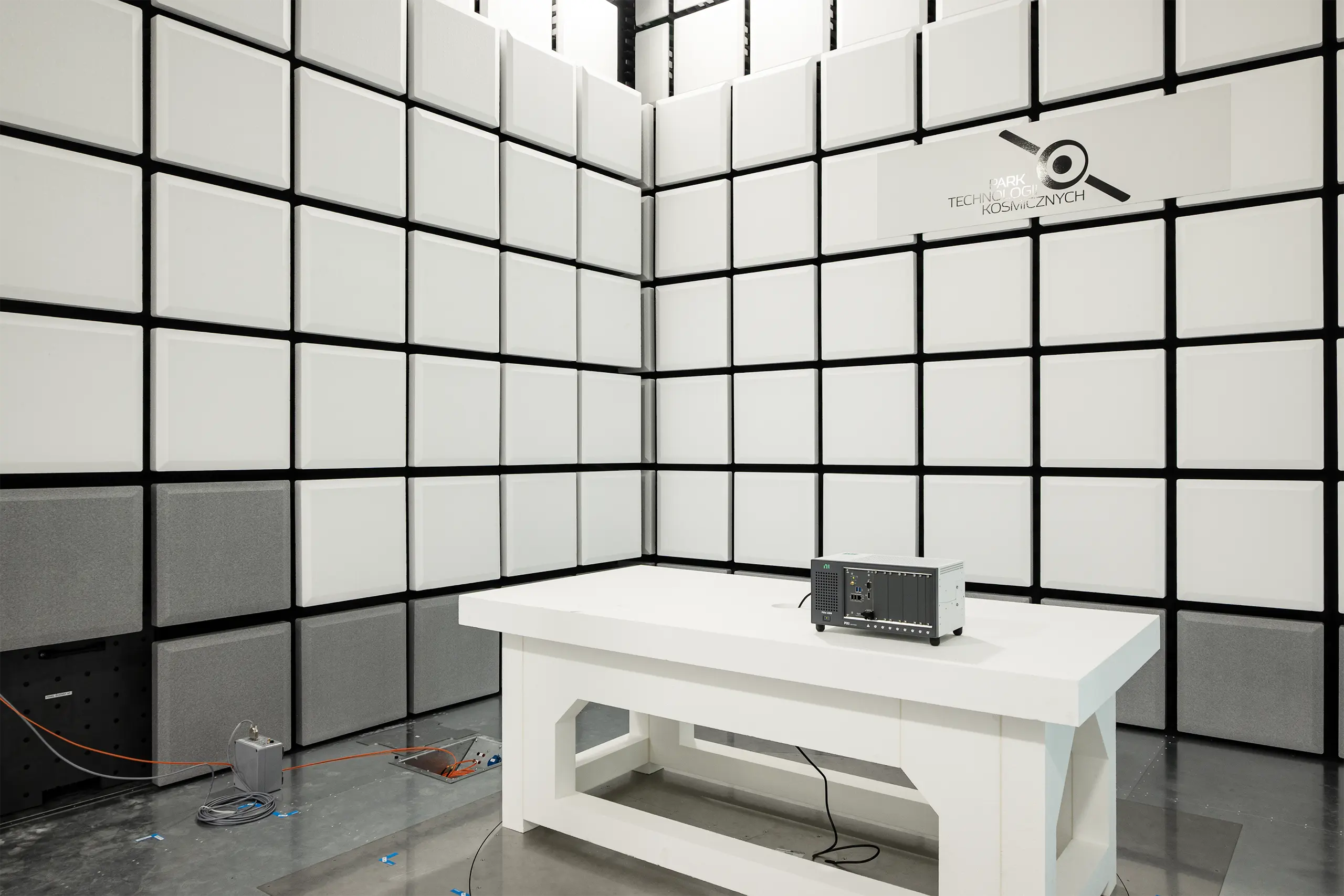 Komora EMC w Laboratorium Czystego Montażu PTK Lubuskie, czysty montaż