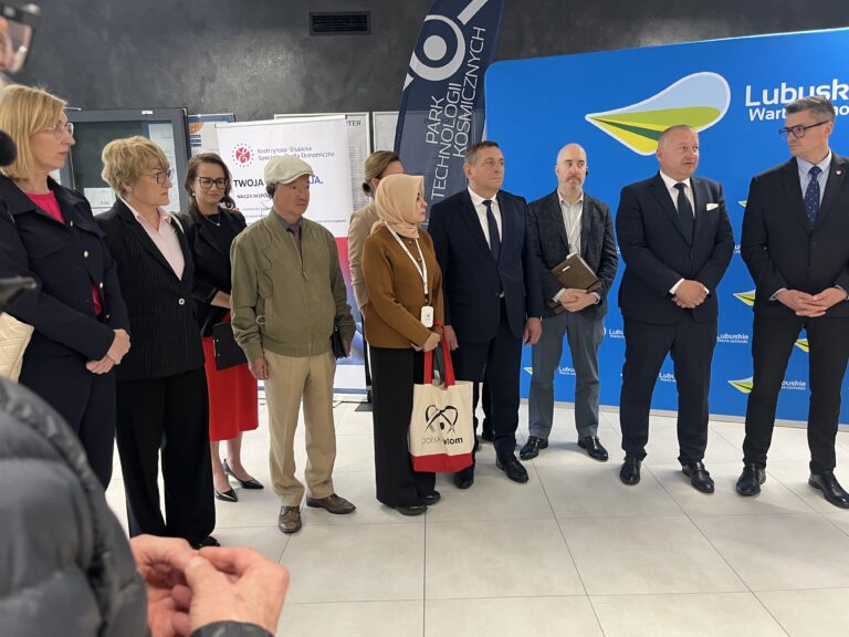 Wizyta przedstawicieli 14 ambasad w&nbsp;Parku Technologii Kosmicznych